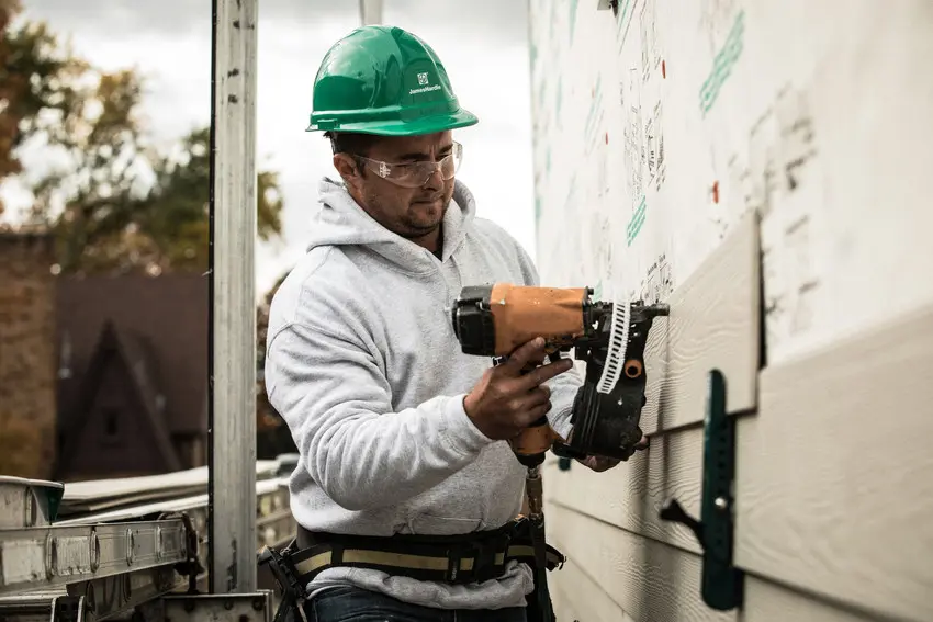 LARG Construction installer at work